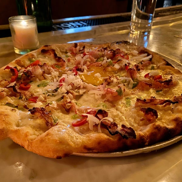 10/4/2019 tarihinde Nate H.ziyaretçi tarafından Ogliastro Pizza Bar'de çekilen fotoğraf