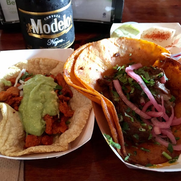 2/10/2017 tarihinde Nate H.ziyaretçi tarafından City Tacos'de çekilen fotoğraf