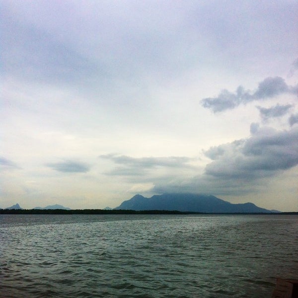 Foto scattata a Ilha das Caieiras da Camila M. il 10/21/2014