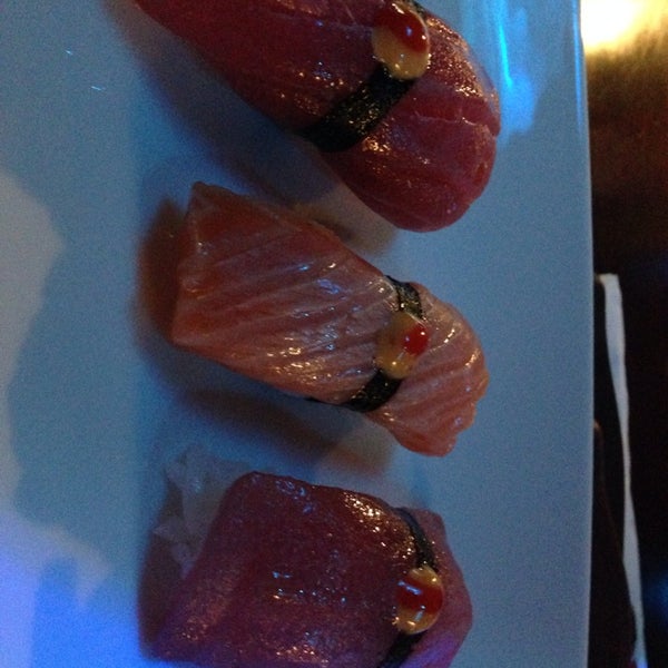 Foto tirada no(a) Katakana Sushi Bar por Mayra R. em 4/15/2014