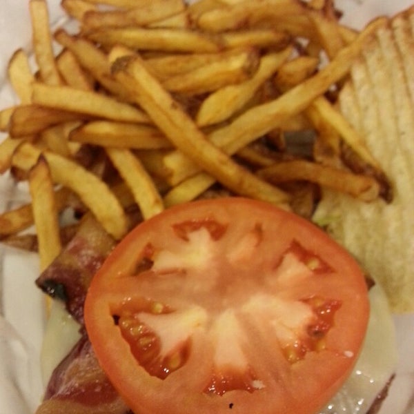 9/26/2013 tarihinde Cherylziyaretçi tarafından Burger Creations'de çekilen fotoğraf