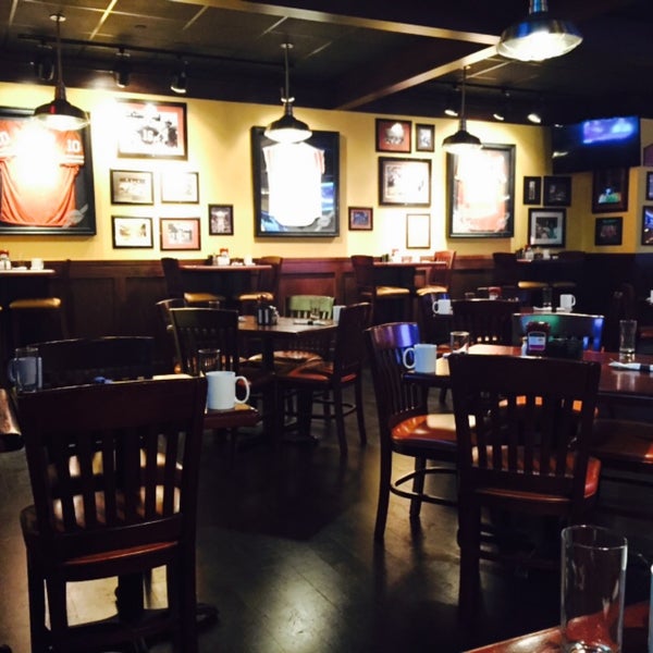 4/10/2015 tarihinde Eiytaziyaretçi tarafından Champions Restaurant &amp; Sports Bar'de çekilen fotoğraf