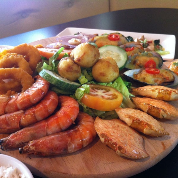 Pre-ordered this japanese seafood platter for our birthday party. Great combination.