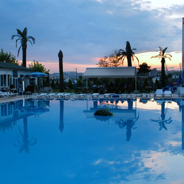 4/15/2014 tarihinde Pelikan Otel Yüzme Havuzuziyaretçi tarafından Pelikan Otel Yüzme Havuzu'de çekilen fotoğraf