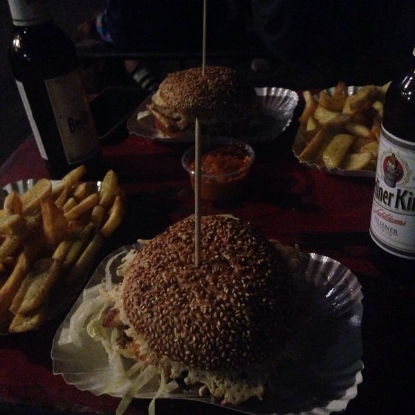 Go on Mondays! Burger €4 and beer €1!
