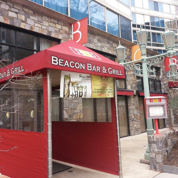 รูปภาพถ่ายที่ Beacon Bar and Grill โดย JR R. เมื่อ 3/17/2013