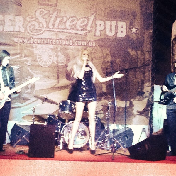 Foto tirada no(a) Beer Street Pub por Julietta O. em 6/22/2014