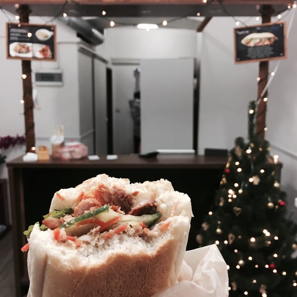 Foto diambil di Mr. Bánh Mì oleh J. F. H. pada 12/15/2016