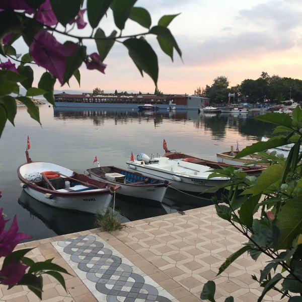 Foto diambil di Halit Balık Restoran oleh Erdem K. pada 7/28/2019