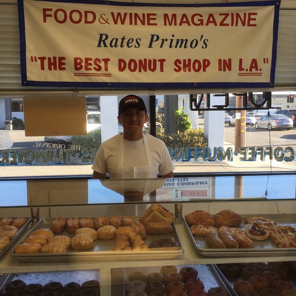 Foto tirada no(a) Primo&#39;s Donuts por K L. em 2/16/2018