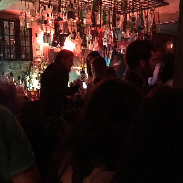 Απ τα καλύτερα cocktail bar στα Γιάννενα! Η μουσική σε κρατά σε καλή διάθεση και ο bar man με τα ποτά του θα σε απογειώσει!! 👌🏽👍🏽