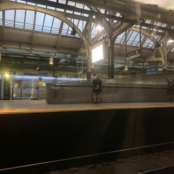 รูปภาพถ่ายที่ Newark Penn Station โดย Mood เมื่อ 5/4/2022