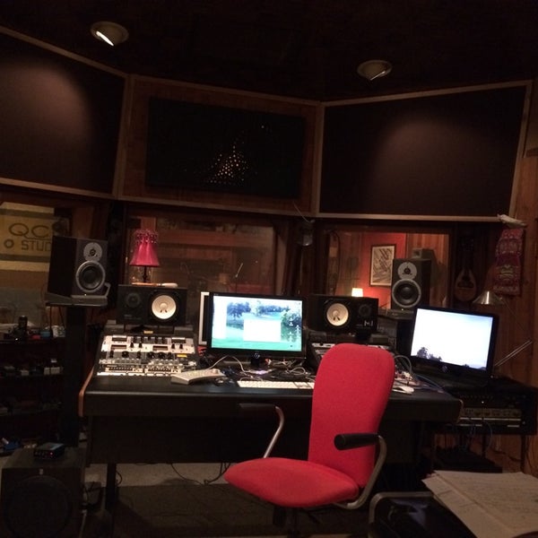 Снимок сделан в Ultrasuede Studio пользователем Bill G. 6/10/2014