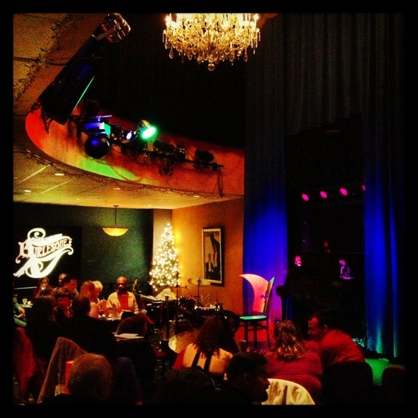 Foto tirada no(a) Pickwick &amp; Frolic Restaurant and Club por Andrew R. em 12/29/2012