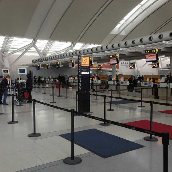 Foto tirada no(a) Aeroporto Internacional Pearson de Toronto (YYZ) por Matteo B. em 5/10/2013