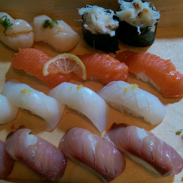 Foto tirada no(a) Zilla Sake (Sushi &amp; Sake) por Nikki D. em 8/2/2015