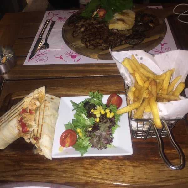 Das Foto wurde bei Afzelia Cafe Restaurant von İsmail. K. am 11/10/2015 aufgenommen