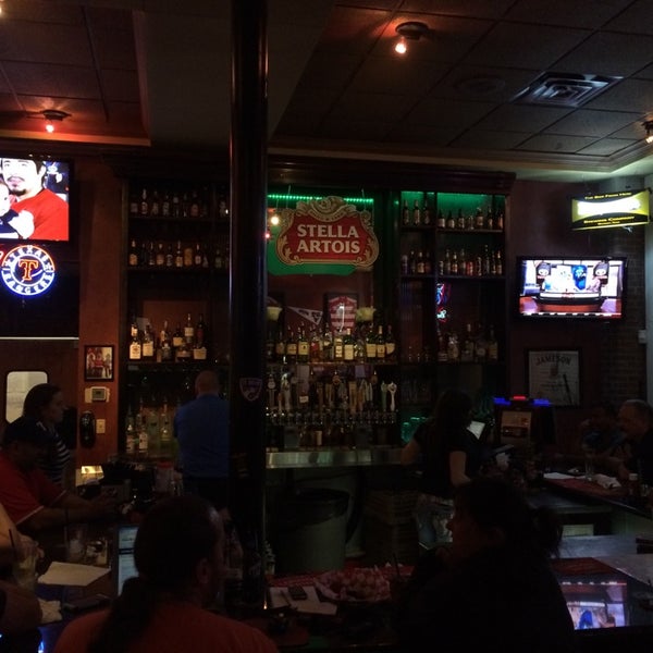 Foto tomada en The Allen Wickers Sports Pub &amp; Grill  por Brandon B. el 4/17/2014