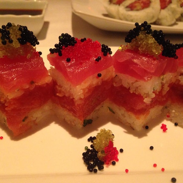 Foto tirada no(a) Amura Sushi and Steak por Ava F. em 2/16/2014