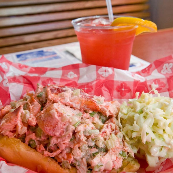 Снимок сделан в The Lobster Roll Restaurant пользователем The Lobster Roll Restaurant 4/16/2014