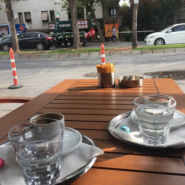 Das Foto wurde bei arkabahçe kafe | mutfak von Jüpiterinkızı O. am 9/25/2017 aufgenommen