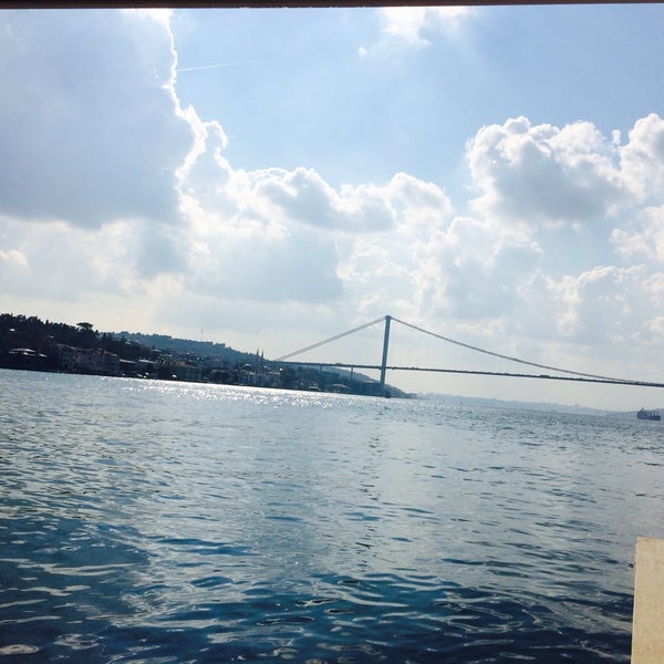 10/7/2015 tarihinde Ayten D.ziyaretçi tarafından Çengelköy İskele Restaurant'de çekilen fotoğraf
