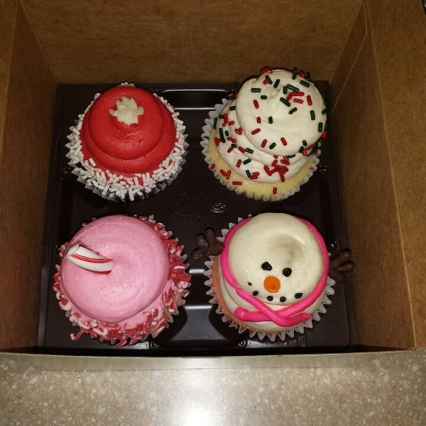 รูปภาพถ่ายที่ Gigi&#39;s Cupcakes โดย Tristan W. เมื่อ 12/23/2013