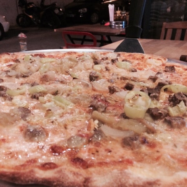 Photo prise au Pizza Moda par Gökçe A. le8/8/2015