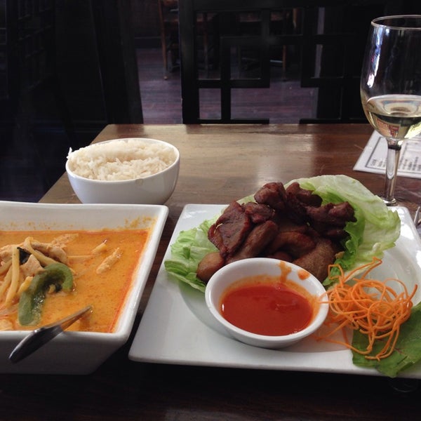 9/23/2014 tarihinde Hannah E.ziyaretçi tarafından Dee Thai Restaurant'de çekilen fotoğraf
