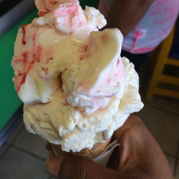 Photo taken at Mateo&#39;s Ice Cream &amp; Fruit Bars by Nnenniqua on 9/22/2015