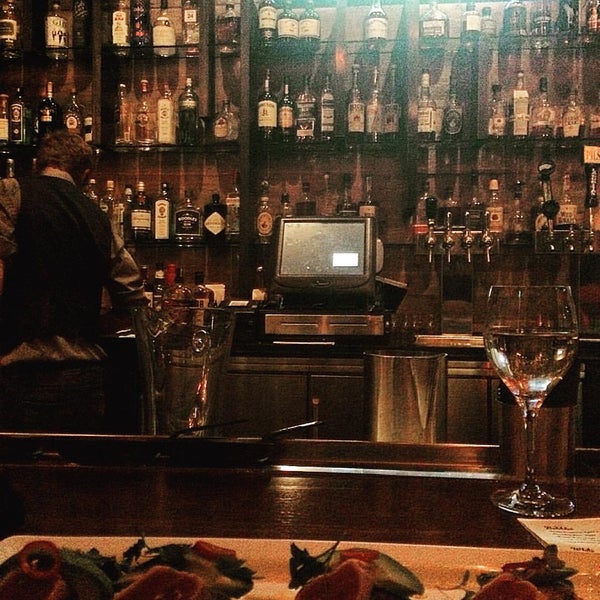 Foto diambil di Blue Hound Kitchen &amp; Cocktails oleh Marybel A. pada 9/4/2015