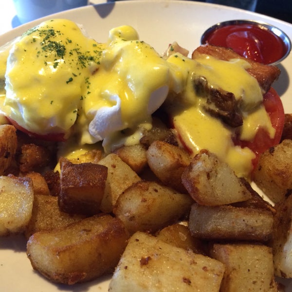 Awesome brunch food, with Bloody Marys and bottomless mimosas! Not a bad idea to call ahead on the weekends.