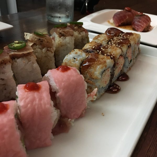 Foto diambil di Blue Sushi Sake Grill oleh Krista V. pada 10/15/2016