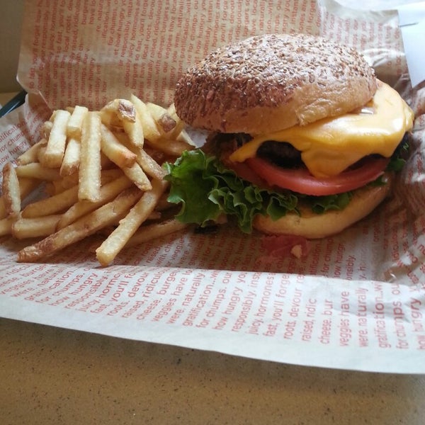 รูปภาพถ่ายที่ be right burger™ โดย Mark M. เมื่อ 1/2/2014