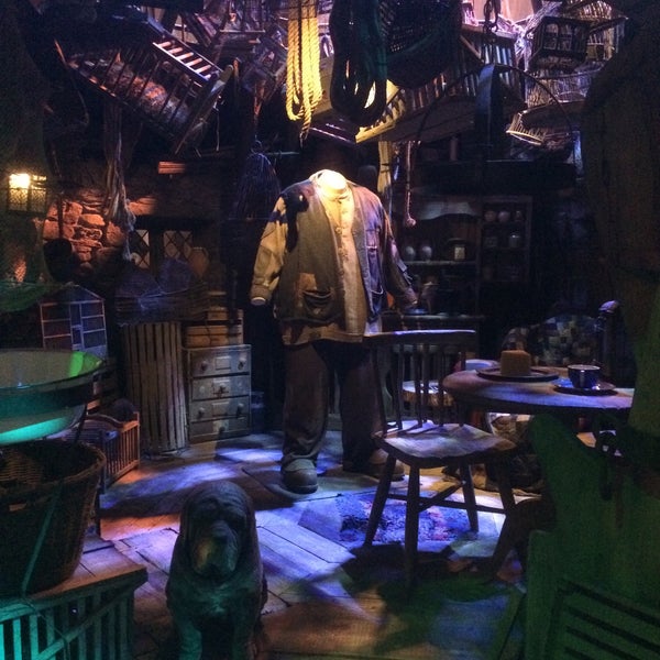 Foto tirada no(a) Hagrid&#39;s Hut por Sarah S. em 12/20/2015