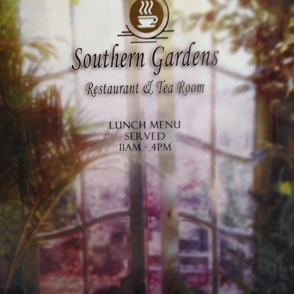 Снимок сделан в Southern Asian Gardens Tea Room пользователем Quin A. 10/30/2013