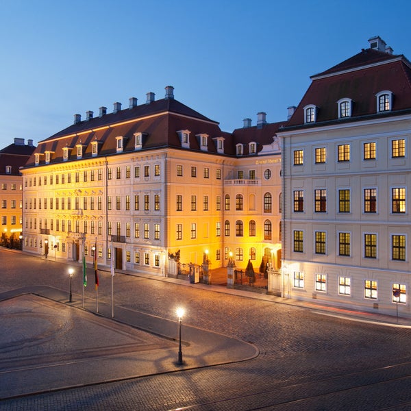 รูปภาพถ่ายที่ Hotel Taschenbergpalais Kempinski โดย Hotel Taschenbergpalais Kempinski เมื่อ 4/17/2014