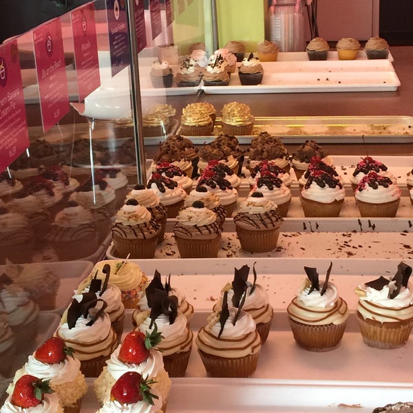 4/20/2015에 Kyle C.님이 Jilly&#39;s Cupcake Bar &amp; Cafe에서 찍은 사진