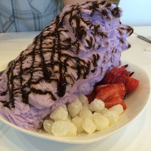 Foto diambil di Sno-Zen Shaved Snow &amp; Dessert Cafe oleh Stella H. pada 8/29/2014