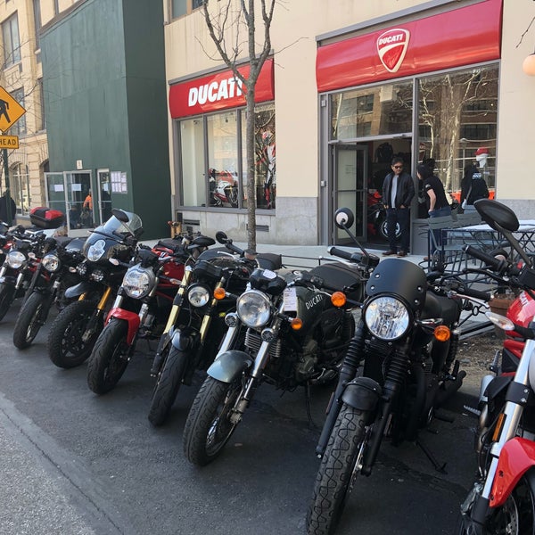 Photo prise au Ducati Triumph New York par Melinda Briana E. le4/21/2018