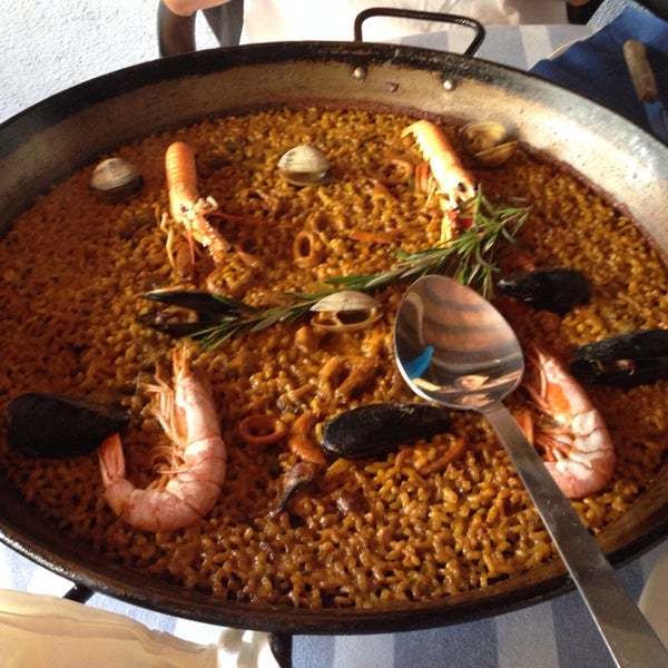 Great place to eat paella and the staff is very kind.