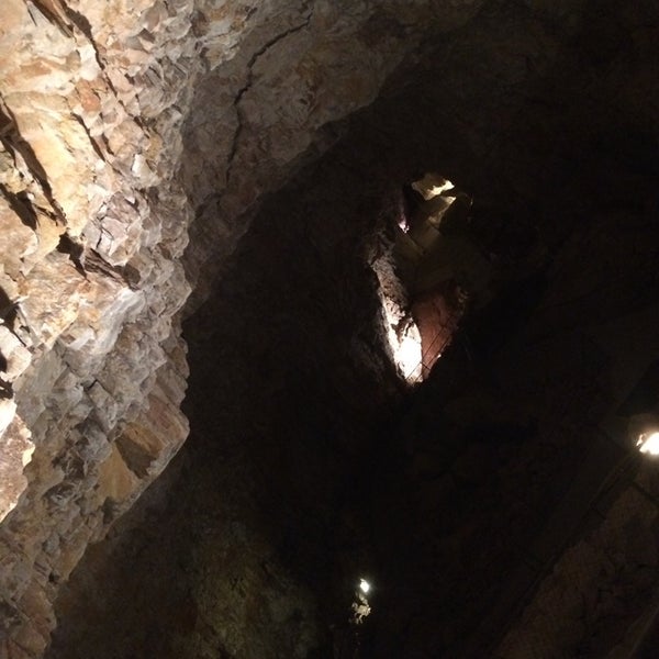Foto diambil di Grand Canyon Caverns &amp; Inn oleh GT S. pada 5/11/2014