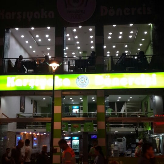 รูปภาพถ่ายที่ Karşıyaka Dönercisi โดย Mehmet Mikail A. เมื่อ 6/5/2014