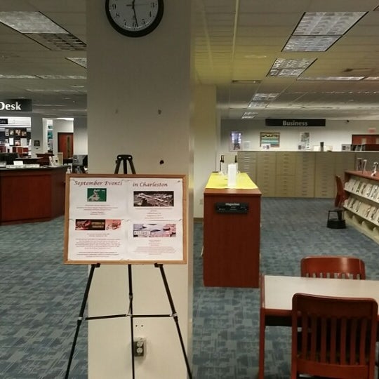 Foto diambil di Charleston County Public Library Main Branch oleh Roger S. pada 9/22/2014
