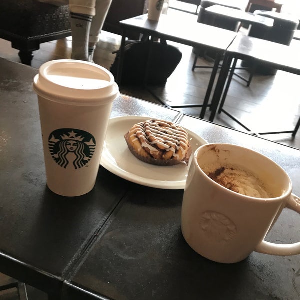 รูปภาพถ่ายที่ Starbucks โดย Sarina M. เมื่อ 10/14/2019