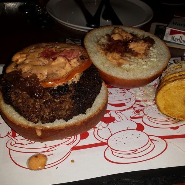 รูปภาพถ่ายที่ Max Fifty Burger &amp; Bar โดย George G. เมื่อ 6/23/2014