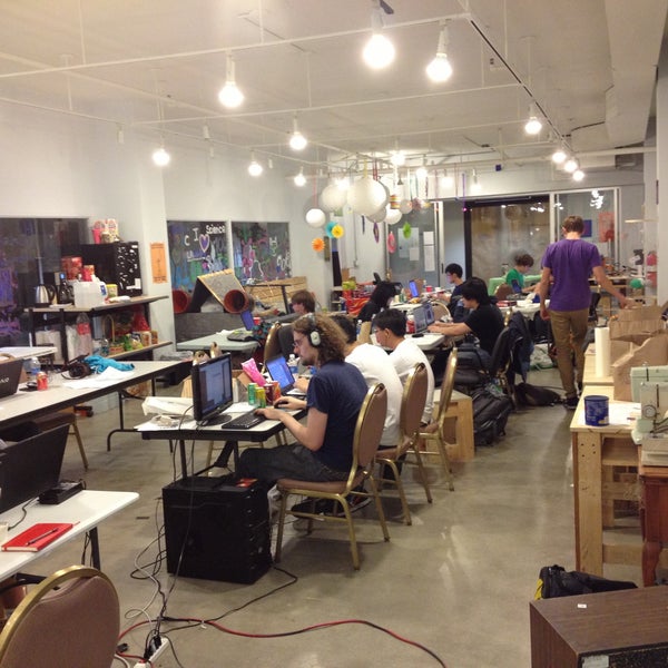 Photo prise au LA Makerspace par Elmer T. le4/14/2013