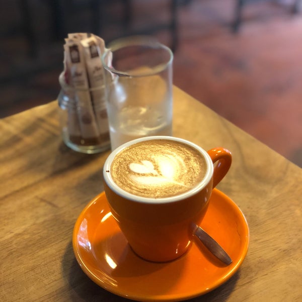 Foto diambil di Overstand Coffee &amp; Breakfast oleh Jean N. pada 2/26/2018