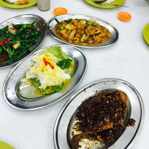 รูปภาพถ่ายที่ Restoran Ping Wah โดย Jean N. เมื่อ 9/22/2015