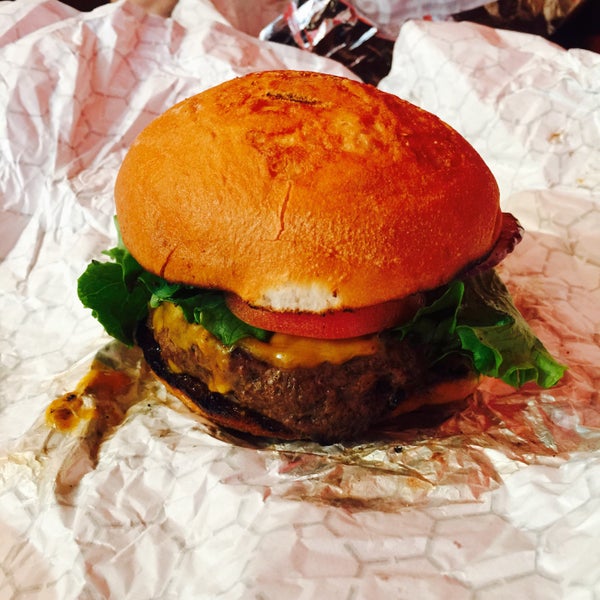 Foto tirada no(a) New York Burger Co. por Jean N. em 3/8/2017